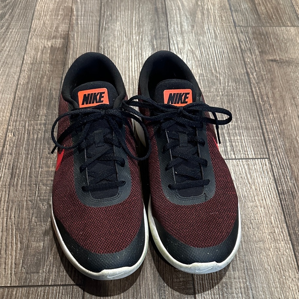 Nike Men's Black and Burgundy Sneakers